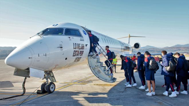 La plantilla se dirige a montar en el avión del equipo rumbo a Valencia (Foto: Athletic Club).