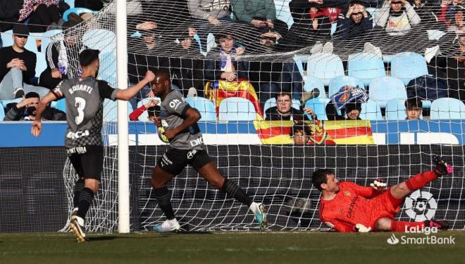 Cristian Álvarez encaja un gol durante el Zaragoza - Alavés (Foto: LaLiga).