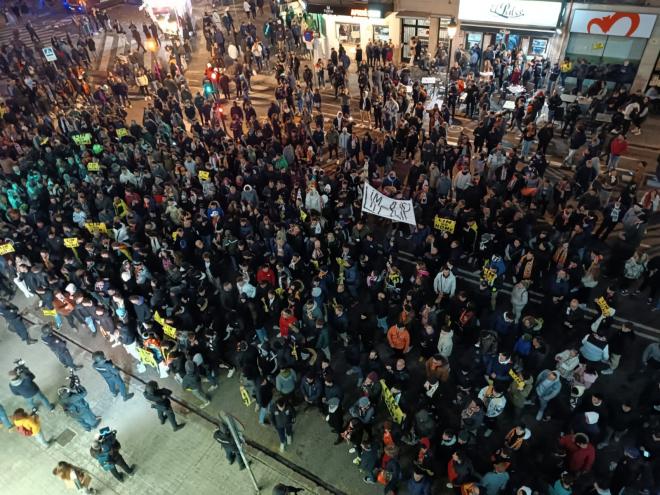 Las protestas contra Peter Lim se alargaron al final del partido