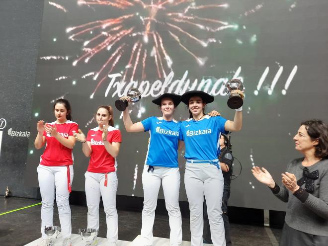 Olatz Arrizabalaga y Uxue Osés son las campeonas del V Torneo Bizkaia de pelota a mano femenina.