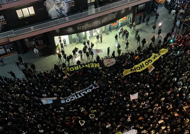 Pancartas contra Peter Lim (Foto: Somos Más)