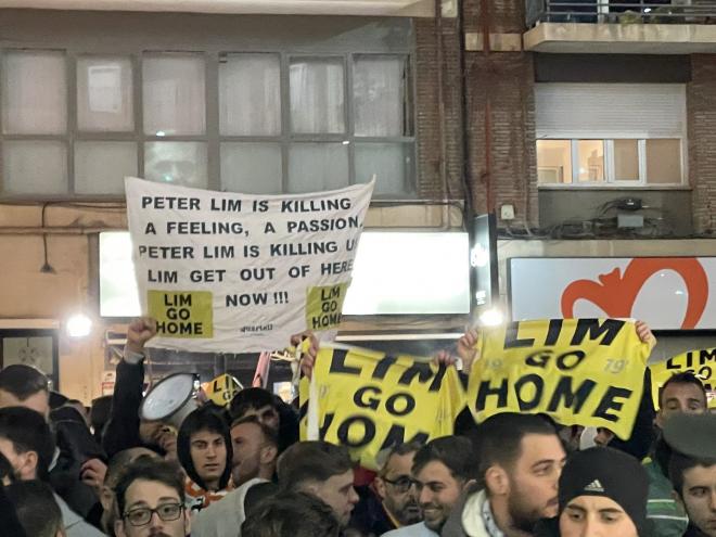 Protestas contra Peter Lim en la previa del Valencia-Athletic, el 11 F.