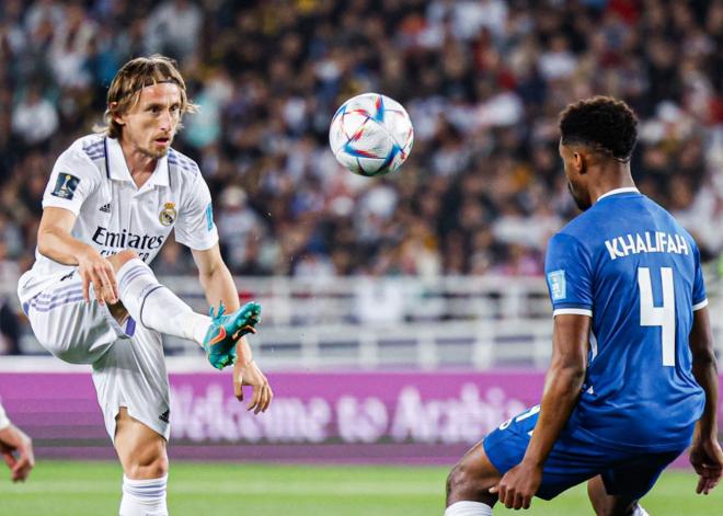 Luka Modric controla un balón en el Real Madrid-Al Hilal (Foto: RMCF).