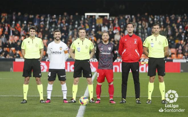 Los capitanes Gayá e Iker Muniain antes del Valencia-Athletic Club (Foto: LaLiga)