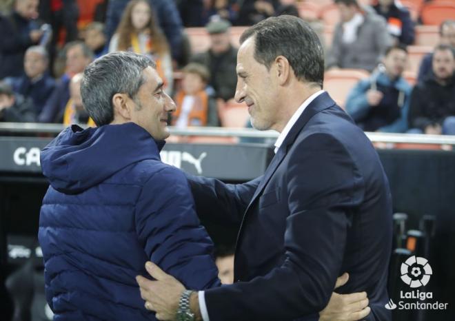 Voro saluda a Ernesto Valverde antes del Valencia-Athletic (Foto: LaLiga).