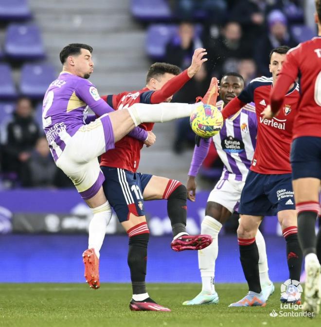 Luis ante Osasuna. (Foto: LaLiga)