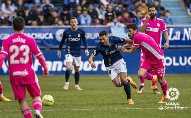 Lucas Ahijado se zafa de Atienza en el Real Oviedo-Burgos (Foto: LaLiga).