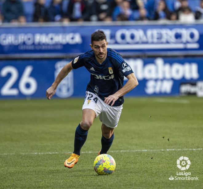 Lucas progresa con el balón en el Oviedo - Burgos (Foto: LaLiga).