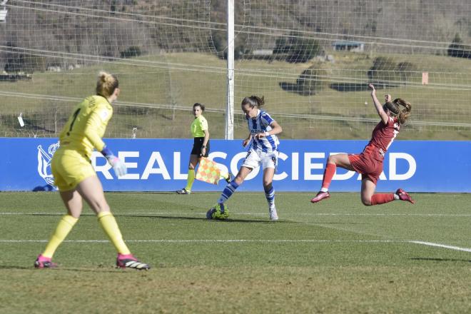 Amaiur Sarriegi, en una acción del partido entre la Real Sociedad y el Sevilla en Zubieta (Foto: G