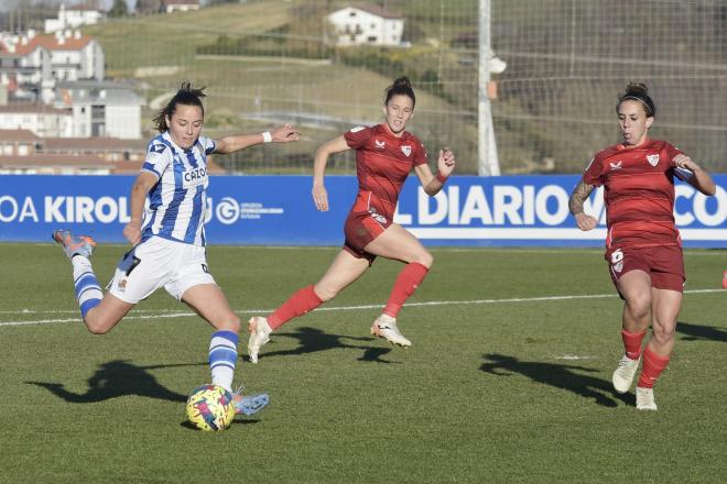Amaiur Sarriegi prueba el disparo en el Real Sociedad y el Sevilla en Zubieta (Foto: Giovanni Batis