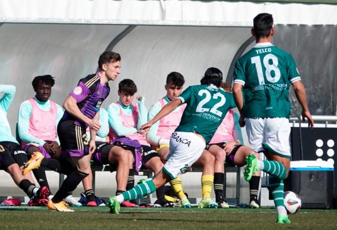 Diego Moreno intenta marcharse de Johan en Coruxo (Foto: Real Valladolid).
