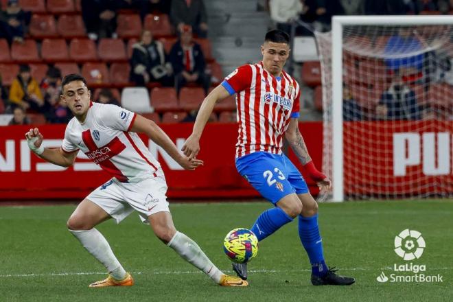 Djuka controla un balón en el Sporting-Huesca (Foto: LaLiga).