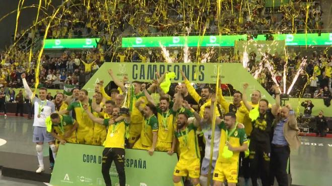 El Jaén Paraíso Interior levanta la Copa en la celebración