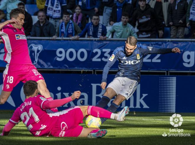 Manu Vallejo intenta golpear el balón ante la presión rival (Foto: LaLiga).