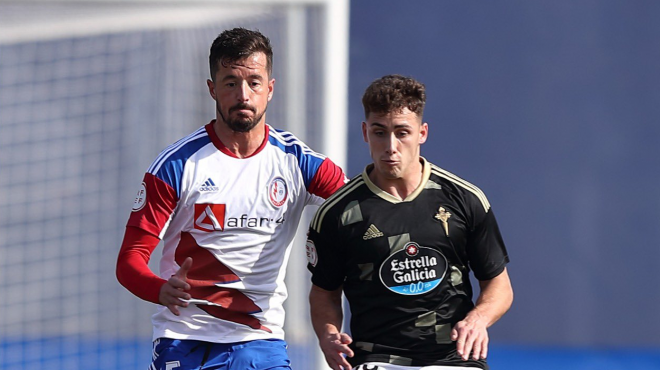 Pablo Durán ante un rival (Foto: Rayo Majadahonda).