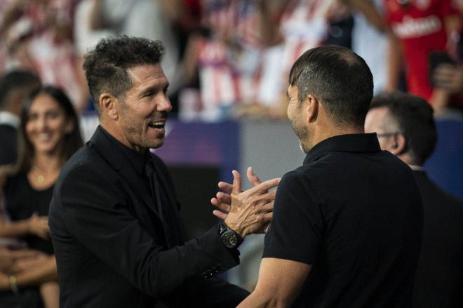 Diego Pablo Simeone saluda a Coudet en el Atlético de Madrid - Celta (foto: CordonPress).