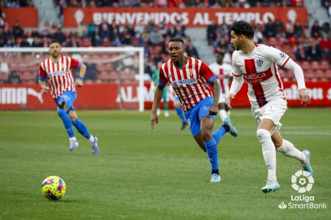 Juan Otero presiona en el Sporting-Huesca (Foto: LaLiga).