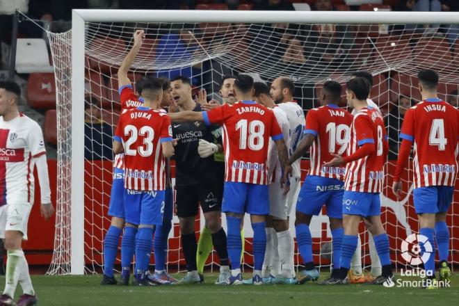 Protesta de los jugadores de Sporting y Huesca a Ais Reig (Foto: LaLiga).