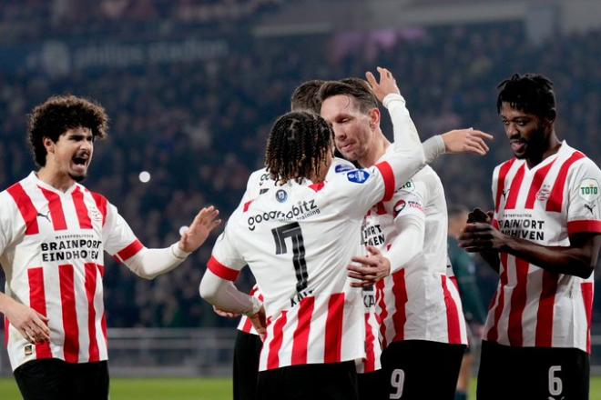 De Jong celebra un gol con sus compañeros.