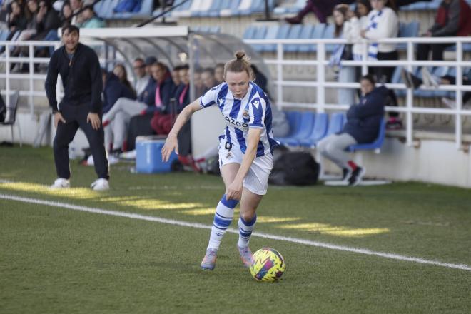 Sanni Franssi, en una acción del partido entre la Real Sociedad y el Sevilla en Zubieta (Foto: Gio