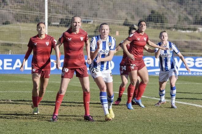 Synne Jensen, en una acción del partido entre la Real Sociedad y el Sevilla en Zubieta (Foto: Giov