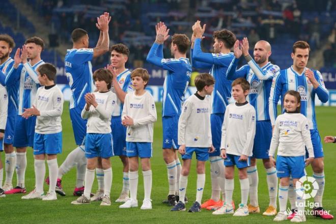 Los jugadores del Espanyol saludan al público en el RCDE Stadium (Foto: LaLiga).