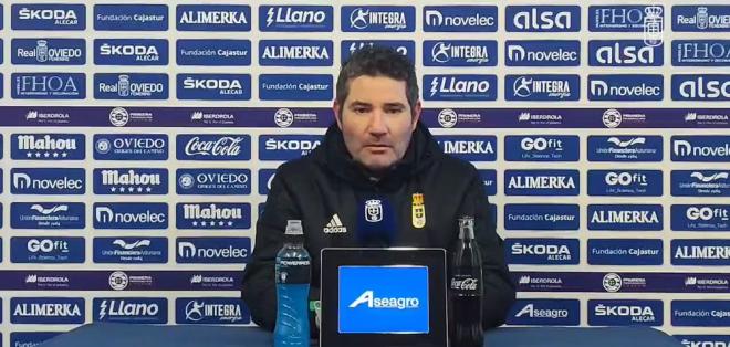 Álex Rodríguez, en una rueda de prensa cuando era entrenador. Real Oviedo