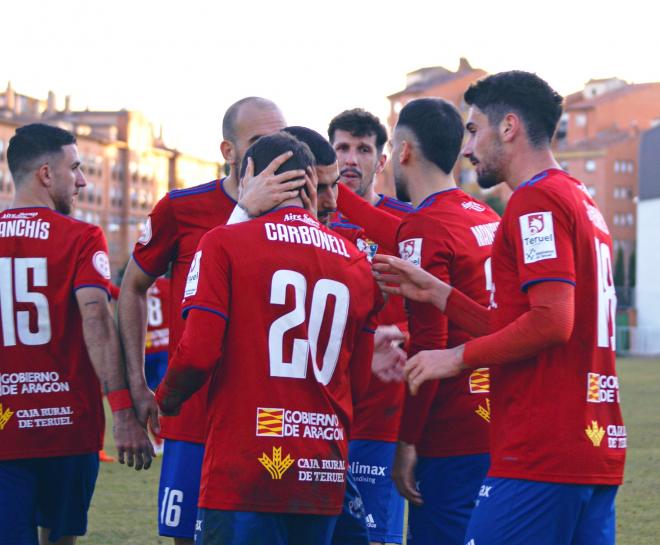 Carbonell celebra uno de sus goles (Foto: CD Teruel).