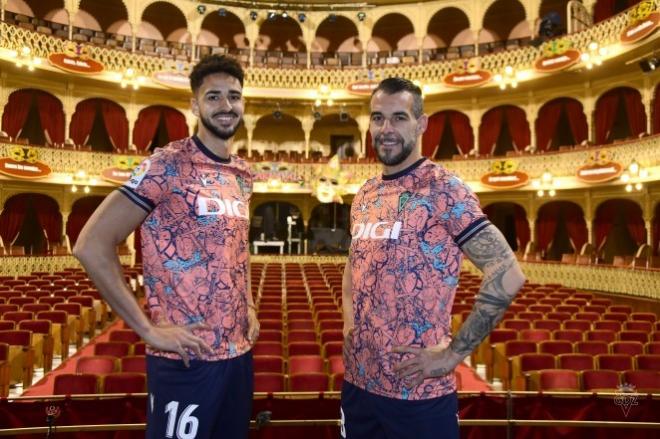 Chris Ramos y Negredo, con la camiseta en el Falla (Foto: Cádiz CF).