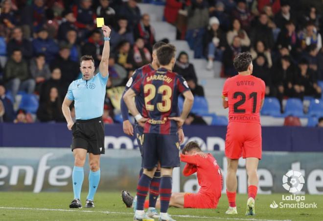 El árbitro enseña una cartulina amarrila al Levante contra el Andorra.