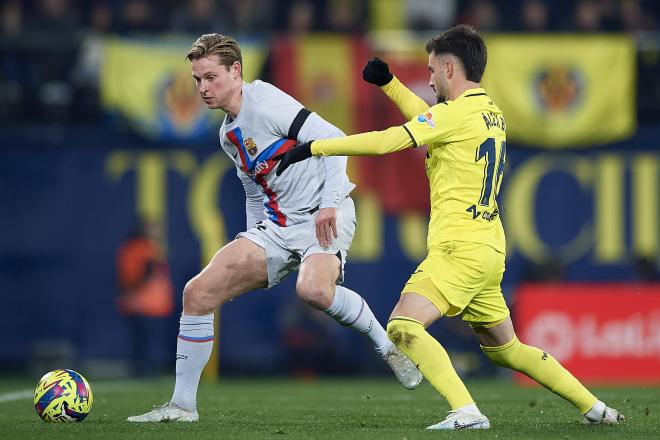 Frenkie de Jong, ante Álex Baena en el Villarreal-Barcelona (Foto: Cordon Press).