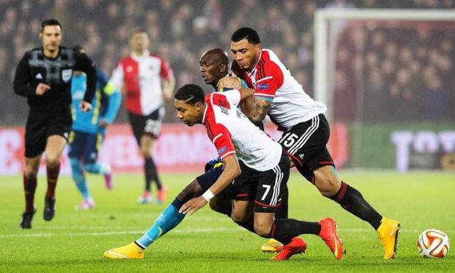 Mbia disputa un balón en el Feyenoord-Sevilla de 2014 (Foto: EFE)