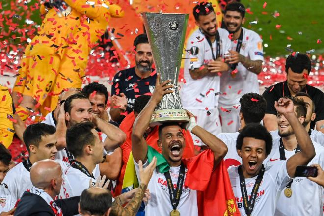Fernando alza la Europa League ganada por el Sevilla en 2020 (Foto: Cordon Press).