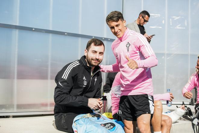 Cervi con Ósky Román (Foto: RC Celta).