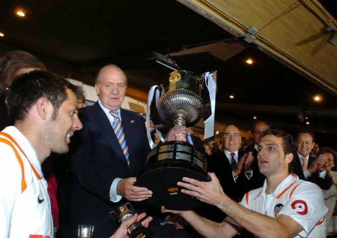 Baraja recoge la Copa del Rey del 2008, su último título con el Valencia CF.