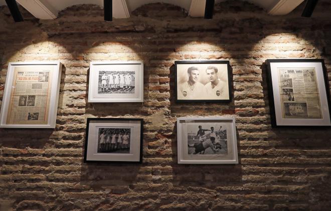 Casa Mundo decora sus paredes con cuadros de Mundo Suárez y la historia del Valencia.