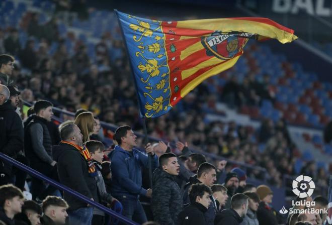 La afición del Levante UD acompaña al equipo en un partido en el Ciutat de València. (Foto: LaLiga)