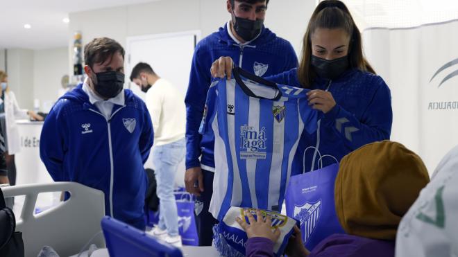 Ruth, Escassi y Héctor entregan una camiseta a uno de los niños del Materno (Foto: MCF).