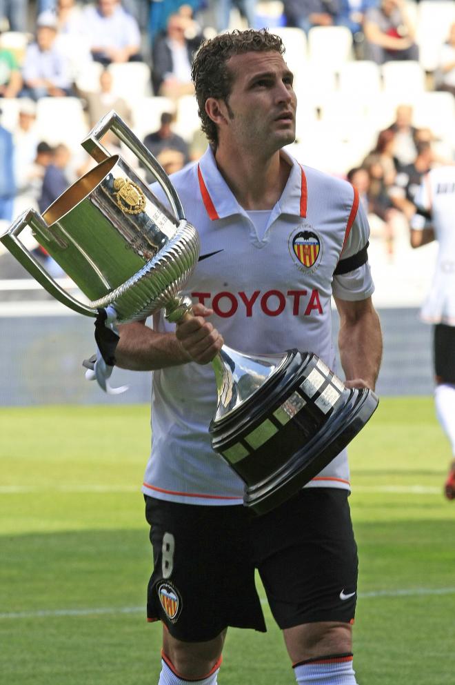 Rubén Baraja, con la Copa del Rey ganada en 2008 con el Valencia (Foto: Cordon press)