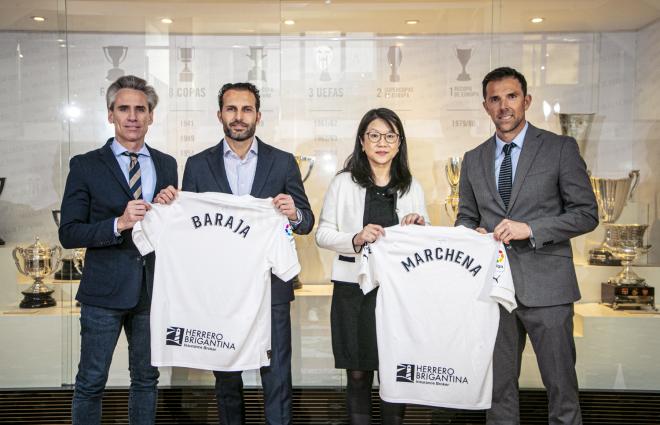 Rubén Baraja, nuevo entrenador del Valencia CF junto a Carlos Marhena.