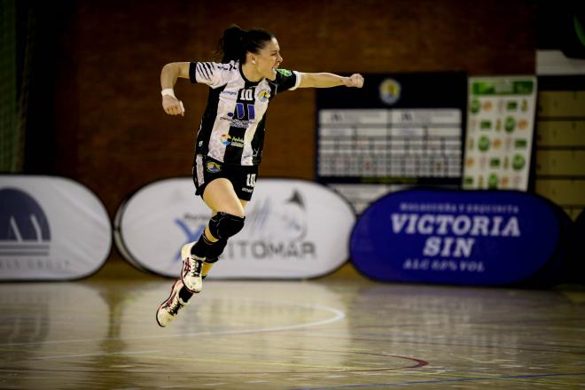 Sole López celebra un gol con el Costa del Sol Málaga.