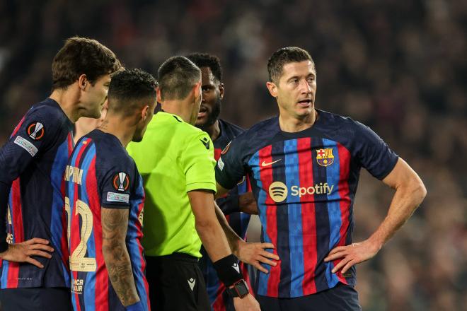 Lewandowski, resignado ante el árbitro en Barcelona-Manchester United (Foto: Cordon Press).