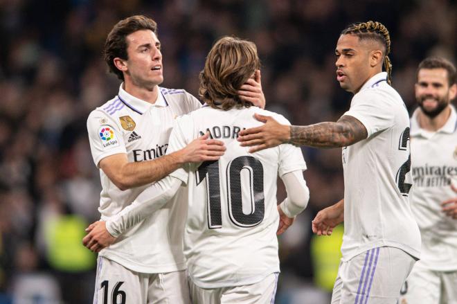 Odriozola y Mariano felicitan a Modric por su gol en el Real Madrid-Elche (Foto: Cordon Press).