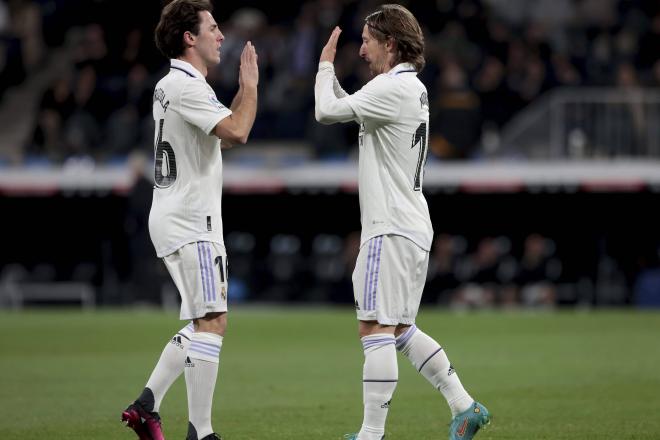 Álvaro Odriozola, en la rampa de salida de Florentino, felicita a Modric por su gol en el Real Madrid-Elche (Foto: Cordon Press).