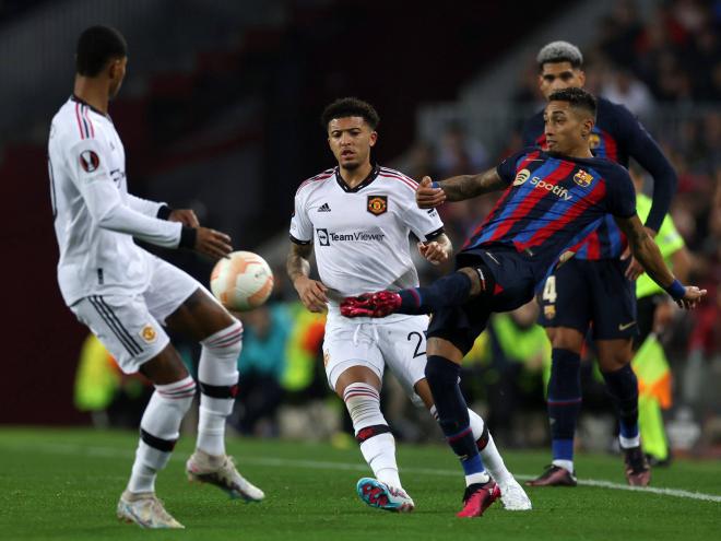 Raphinha trata de controlar el balón en el Barcelona-Manchester United (FOTO: Cordón Press).