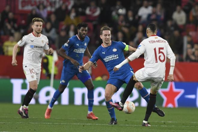 En-Nesyri y De Jong, en el Sevilla-PSV de la pasada temporada (Foto: Kiko Hurtado).