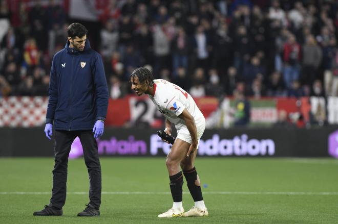 Badé se retira lesionado del Sevilla-PSV (Foto: Kiko Hurtado).