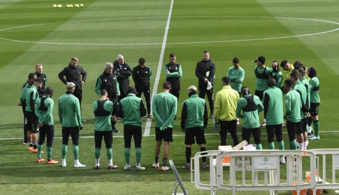 Los jugadores del Betis, en la sesión de entrenamiento de este viernes (Foto: Kiko Hurtado).