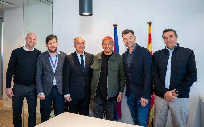 Julián Araujo posa junto a Jordi Cruyff, Mateu Alemany y Rafa Yuste entre otros en Barcelona (Foto: FCB).