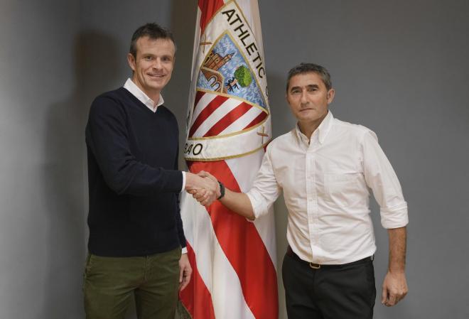 Jon Uriarte y Ernesto Valverde en una renovación de contrato (Foto: Athletic Club).